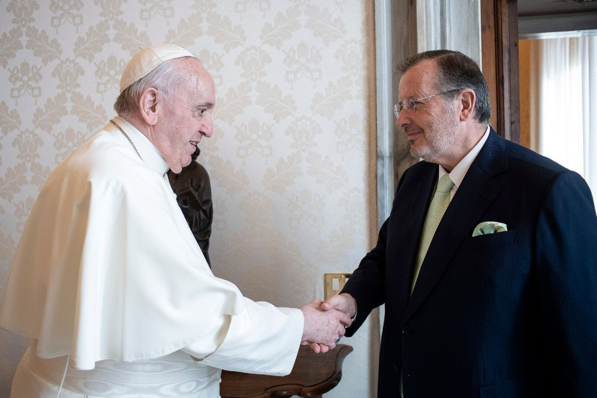 Foto del encuentro entre Bruno Bobone, presidente de UNIAPAC, y el Papa Francisco en 2021
